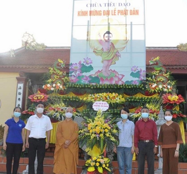 Leaders of agencies congratulate on Buddha's birthday to Tieu Dao pagoda